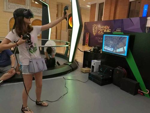 带上VR装备后分分钟变身女战士.jpg